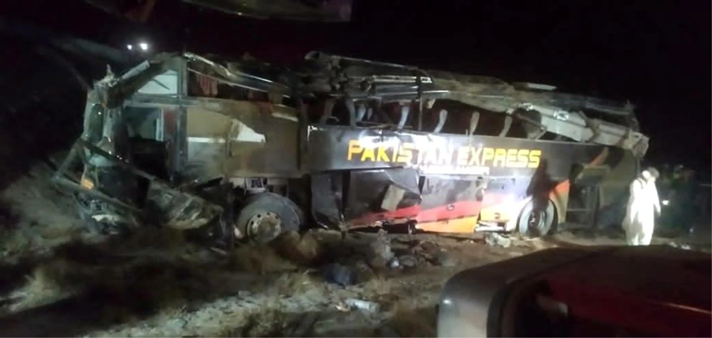 Pakistan\'da yolcu otobüsü üst geçitten düştü: 7 ölü, 28 yaralı