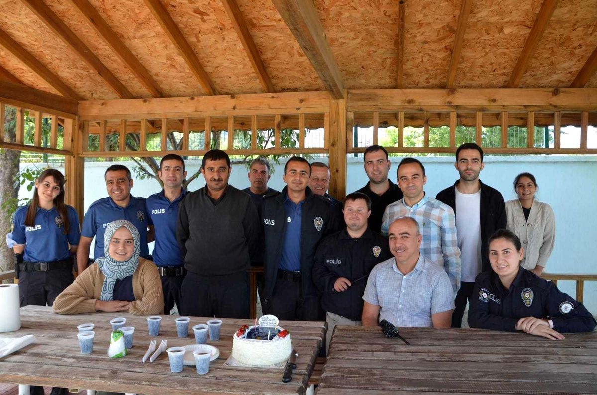 Polisten down sendromlu Ömer\'e doğum günü sürprizi