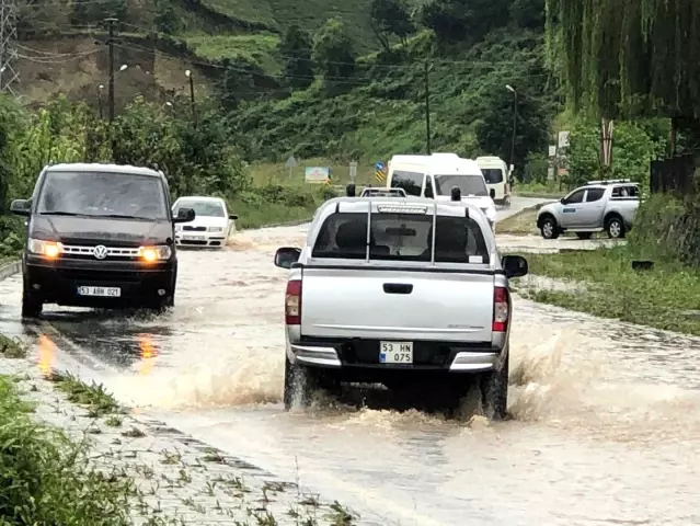 Rize'de şiddetli yağış Pazar ilçesinde etkisini sürdürüyor