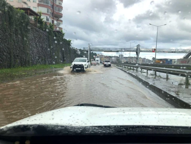 Rize'de şiddetli yağış Pazar ilçesinde etkisini sürdürüyor