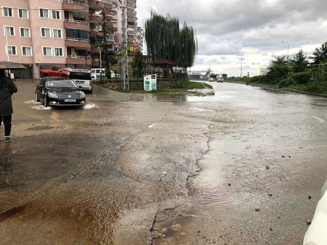 Rize'de şiddetli yağış Pazar ilçesinde etkisini sürdürüyor