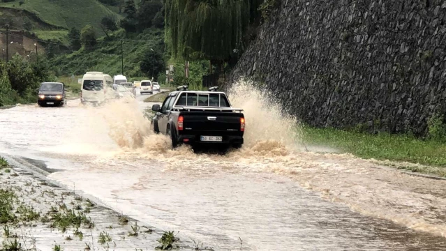 Rize'de şiddetli yağış Pazar ilçesinde etkisini sürdürüyor