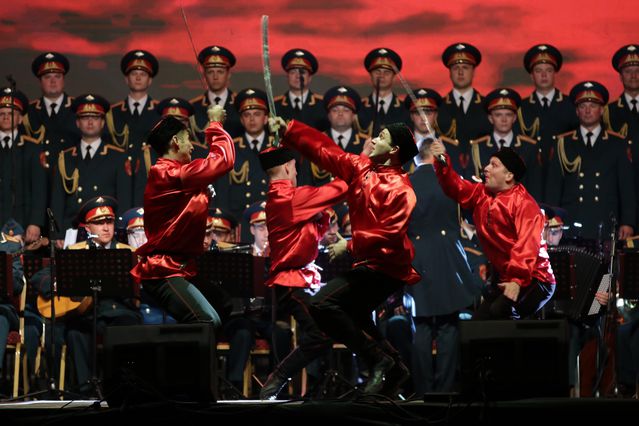 Rus Kızılordu Korosu ve Haluk Levent, konser verdi