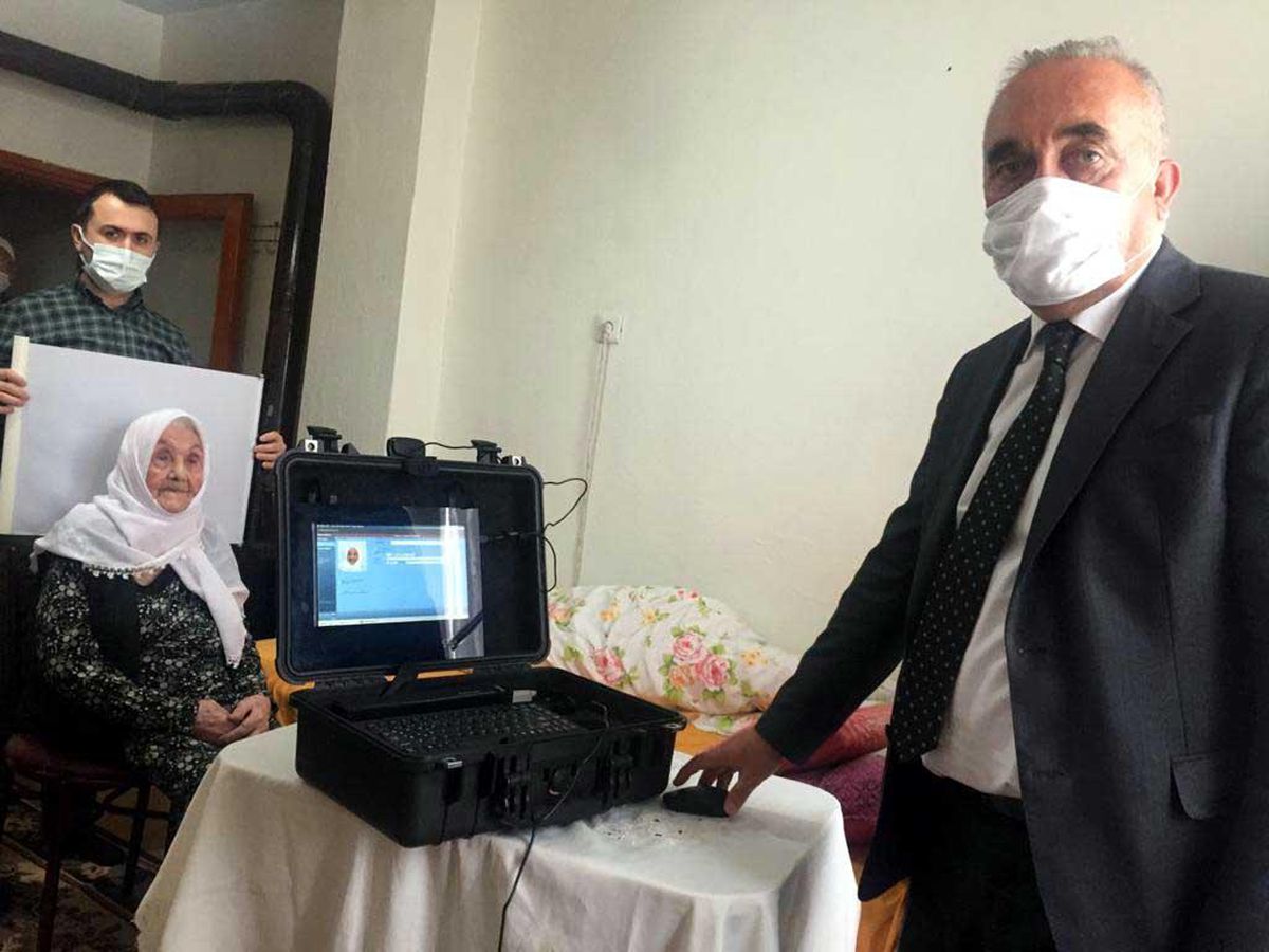 Safranbolu\'da 106 yaşındaki Cemal nineye "evde nüfus cüzdanı" hizmeti