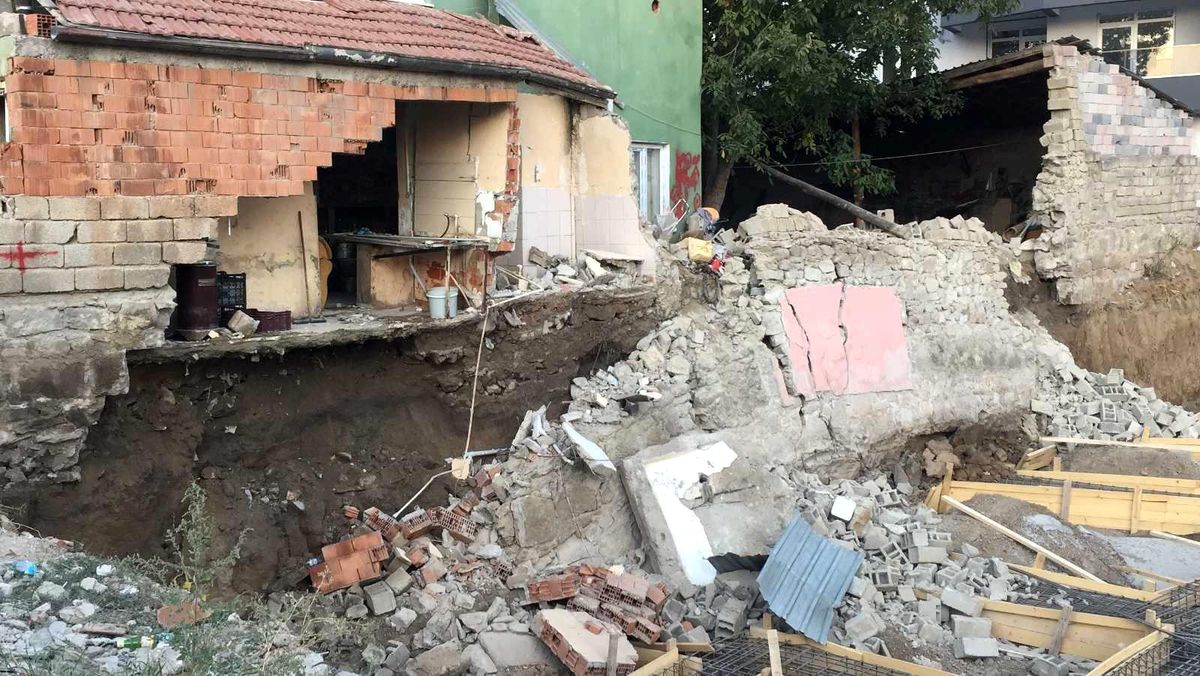 Temel kazılan yerin yanındaki duvar çöktü, bakkaldakiler ucuz kurtuldu