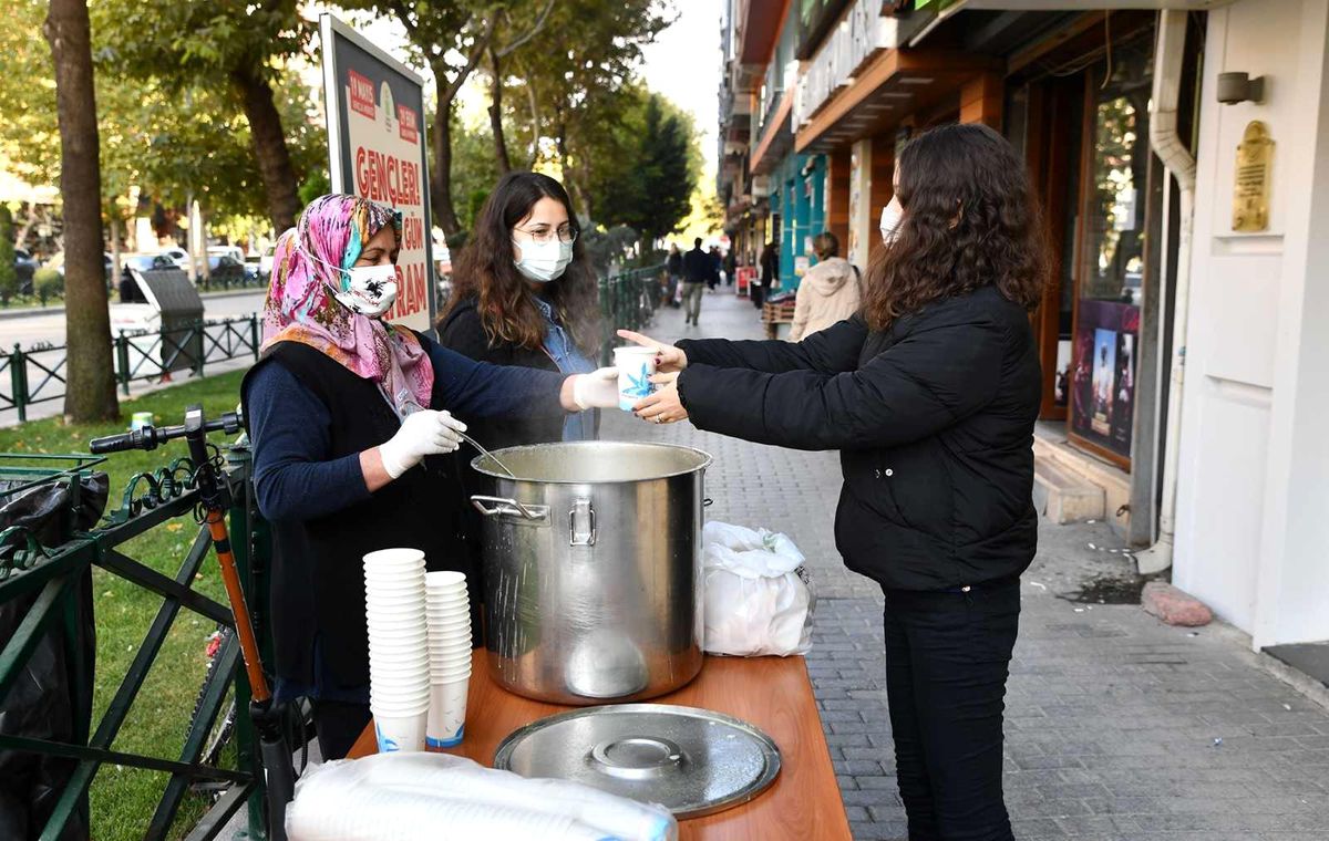 Tepebaşı\'ndan gençlere çorba ikramı