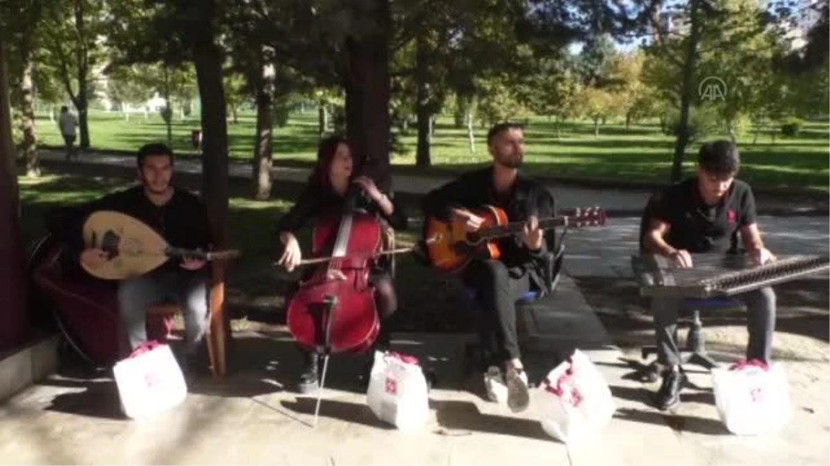 Üniversite öğrencileri müzik eşliğinde hediyelerle karşılandı