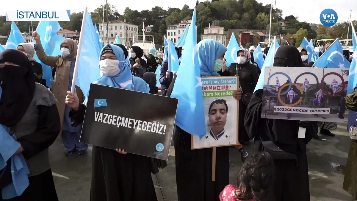 Uygurlar Çin\'in 72\'nci Kuruluş Yıldönümünü Protesto Etti