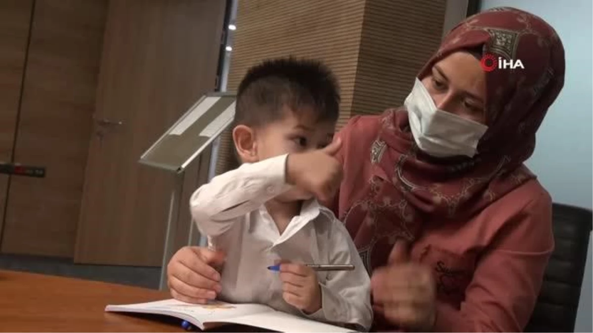 2 yaşındaki Afganlı çocuğa biyonik kulak takıldı