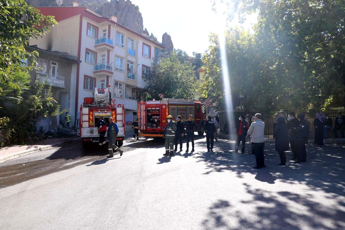Afyonkarahisar\'da çıkan iki ayrı yangın büyümeden söndürüldü