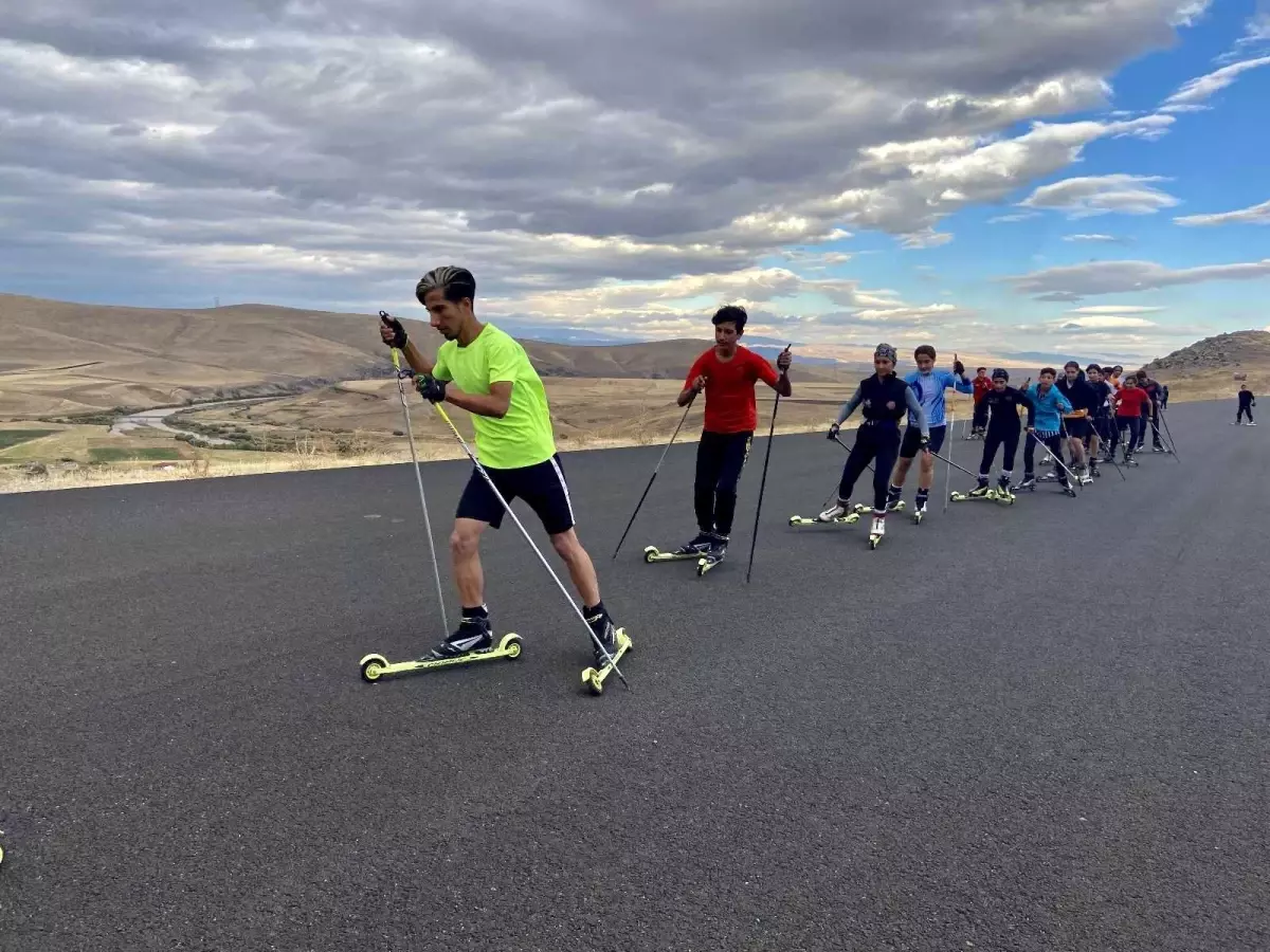 Ağrılı kayaklı koşu sporcuları kışın karda, sonbaharda asfaltta ter döküyor