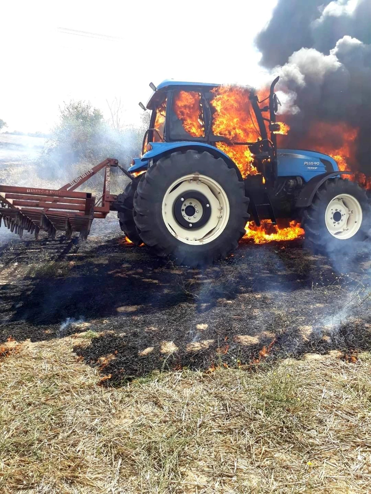 Alev alev yanan traktör küle döndü