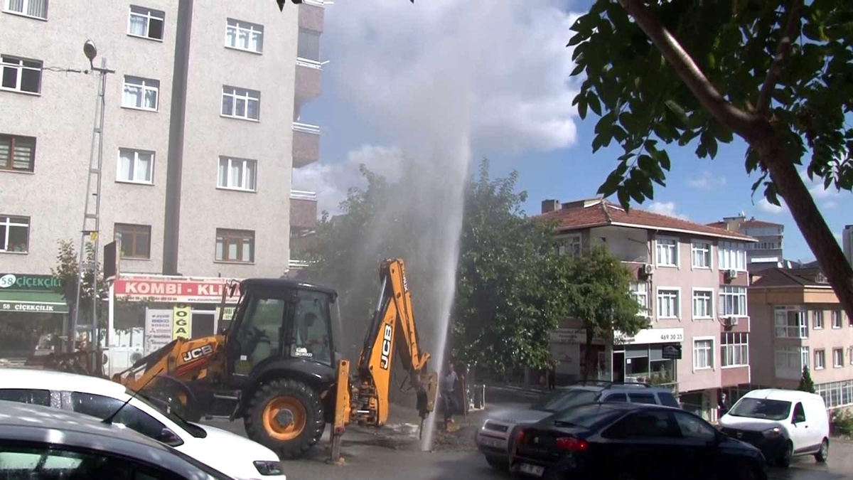 Ataşehir\'de İSKİ çalışması sırasında boru patladı, su metrelerce yükseğe fışkırdı