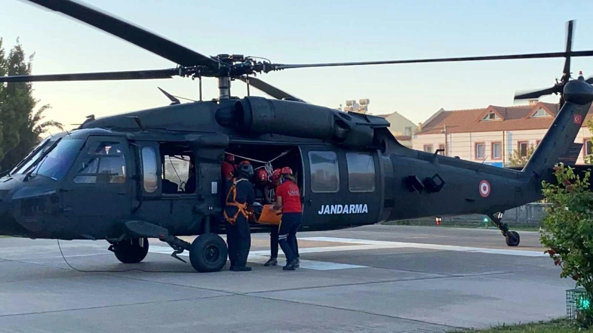 Fethiye\'de kayalıklara düşen yamaç paraşütçüsü helikopterle kurtarıldı