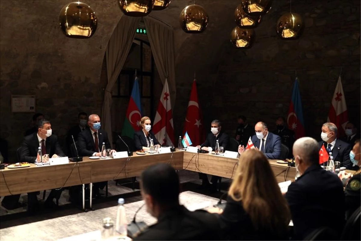 Bakan Akar, Gürcistan-Türkiye-Azerbaycan Savunma Bakanları Toplantısı\'na katıldıAkar, "Bu bölgenin barış ve istikrar içinde olması sadece bizler için...