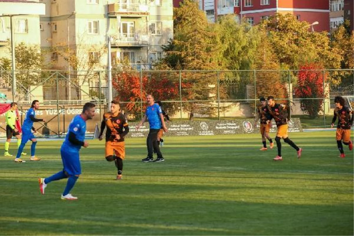 Gençlik ve Spor Bakanı Kasapoğlu, gençlerle futbol oynadı