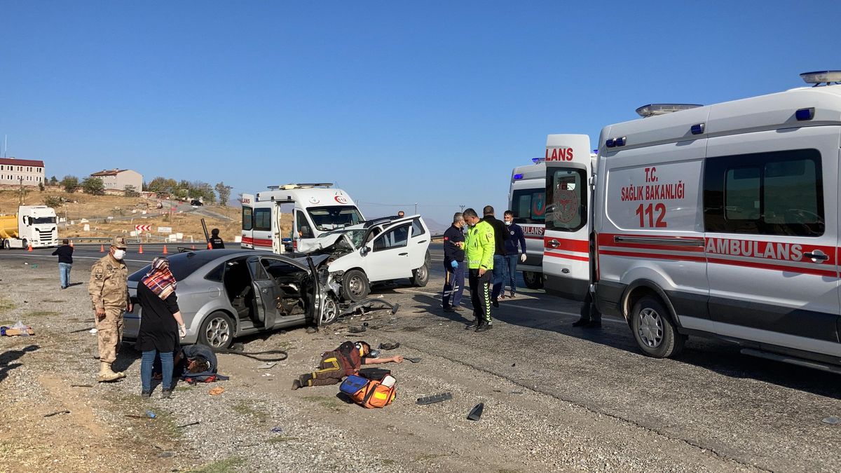 Bitlis\'te 2 otomobilin çarpıştığı kazada 1 kişi öldü, 13 kişi yaralandı