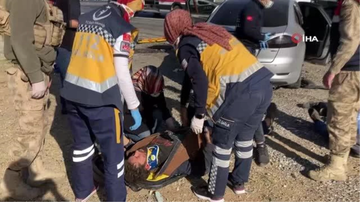 Düzensiz göçmenleri taşıyan otomobille jip çarpıştı: 1 ölü, 13 yaralı