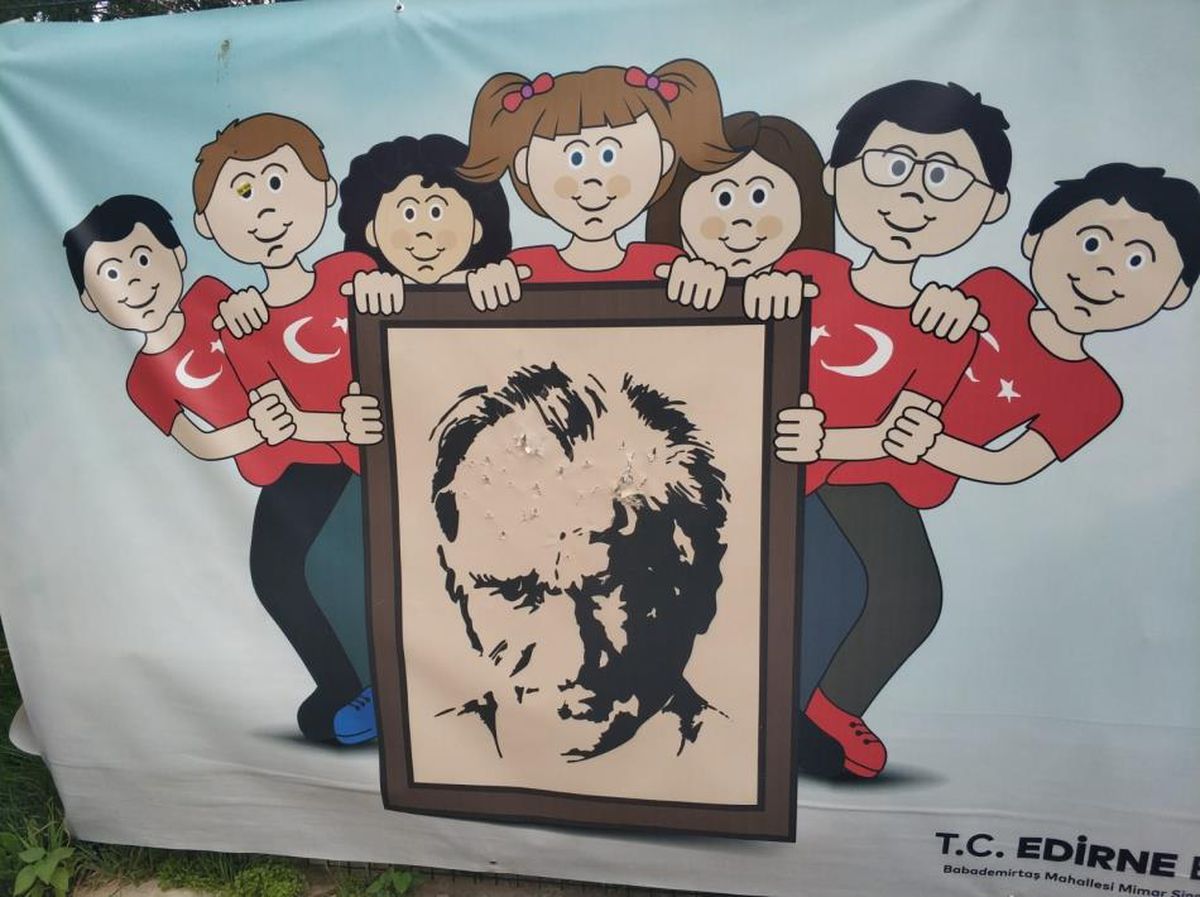 Edirne Belediye Başkanı Gürkan, pankarttaki Atatürk fotoğrafına zarar verilmesine tepki gösterdi