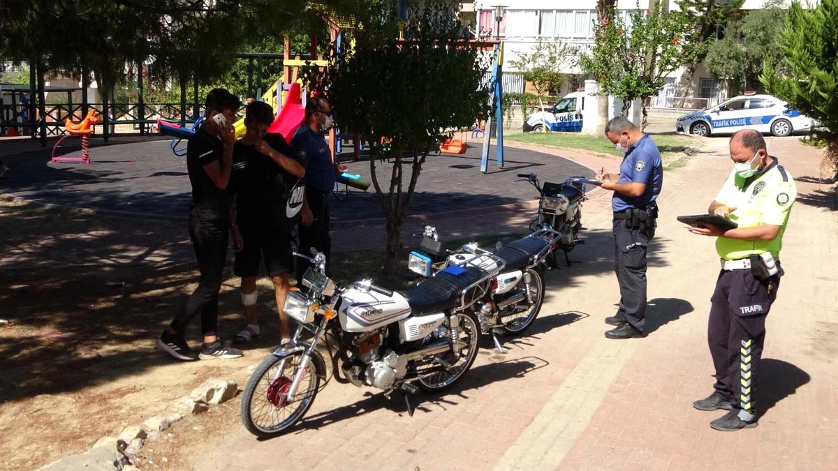 Ehliyetsiz motosiklet sürücüsü gençlerin yedikleri ceza umurlarında olmadı