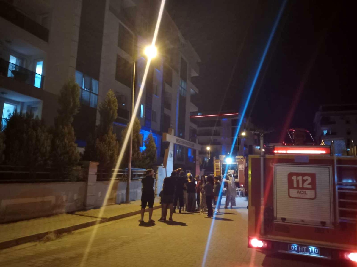 Evde çıkan yangın apartman sakinlerini sokağa döktü