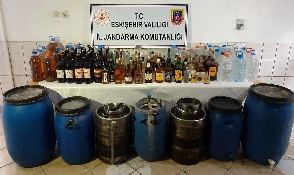 Evinde kurduğu düzenekle yüzlerce litre kaçak alkol üretti
