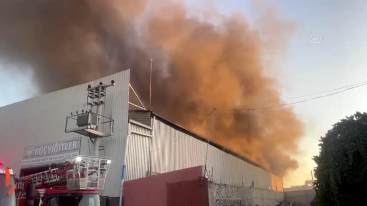 Son dakika haberi! Hurda fabrikasında çıkan yangına müdahale ediliyor (3)