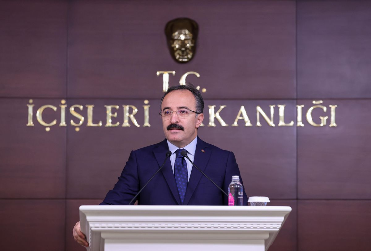 İçişleri Bakan Yardımcısı Çataklı, suç örgütleriyle mücadele kapsamında, turizm bölgelerindeki 9 ilde 183 şüpheliye yönelik Sahil Rüzgarı-2...