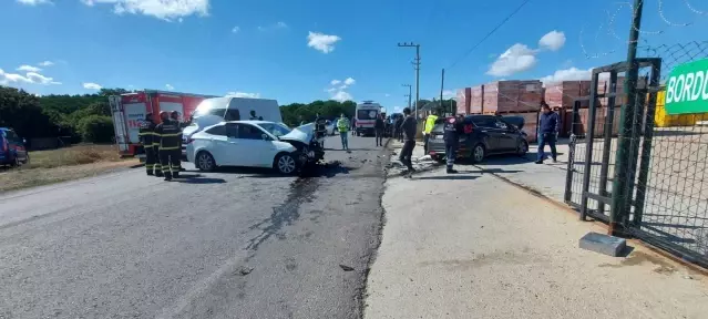 İki otomobil kafa kafaya çarpıştı, araçta sıkışan yaralıları itfaiye ekipleri kurtardı İki otomobil kafa kafaya çarpıştı, araçta sıkışan yaralıları itfaiye ekipleri kurtardı