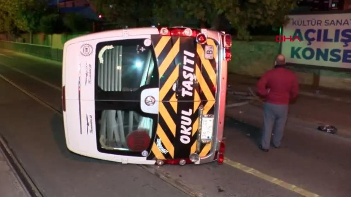 İSTANBUL-GÜNGÖREN\'DE SERVİS MİNİBÜSÜ TRAMVAY YOLUNA DEVRİLDİ, SEFERLER AKSADI -1