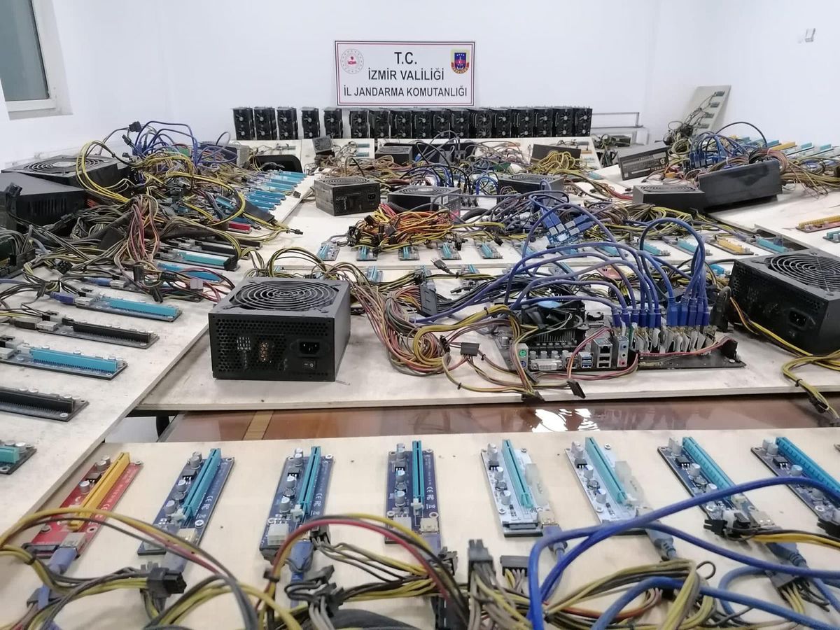 Son dakika haberi | İzmir\'de kripto para madenciliği operasyonunda 2 kişi yakalandı