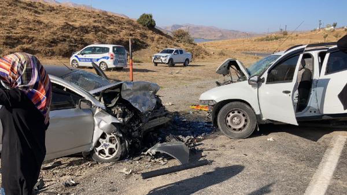 Kaçak göçmenlerin taşındığı otomobil, başka bir otomobille çarpıştı; 1 ölü, 13 yaralı