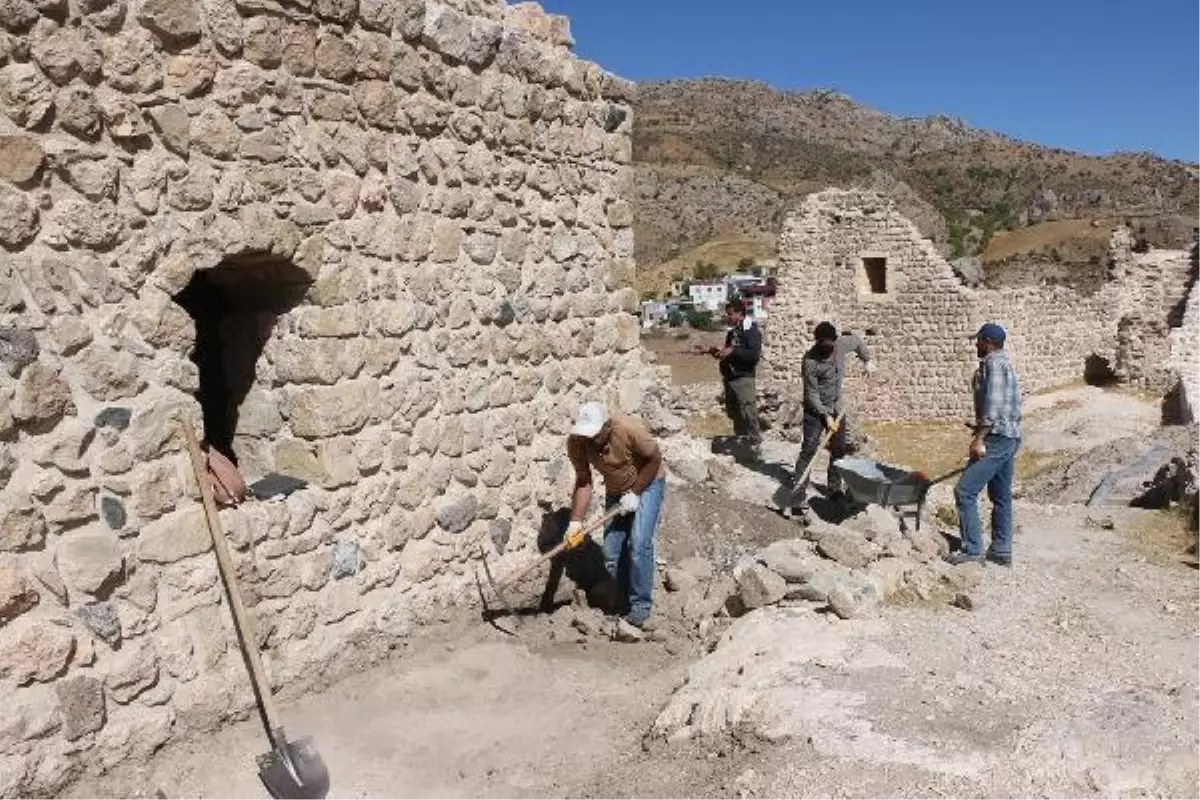 KAHTA KALESİ\'NDE KAZI ÇALIŞMALARI YENİDEN BAŞLADI