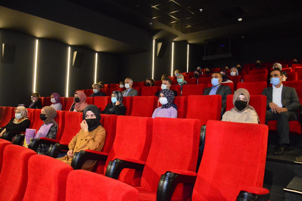 Karasu\'da öğrenciler "Akif" filmini izledi