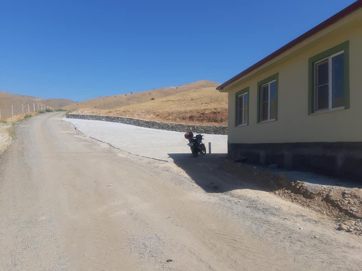 Keban Belediyesince mezarlık alanına kilitli parke taşı döşeniyor