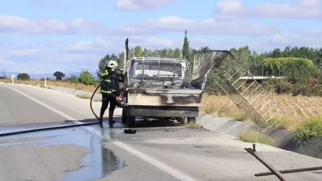 KIRKLARELİ - Seyir halindeki kamyonet yandı