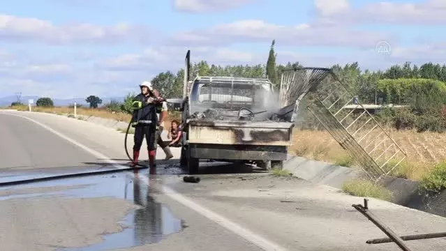 KIRKLARELİ - Seyir halindeki kamyonet yandı