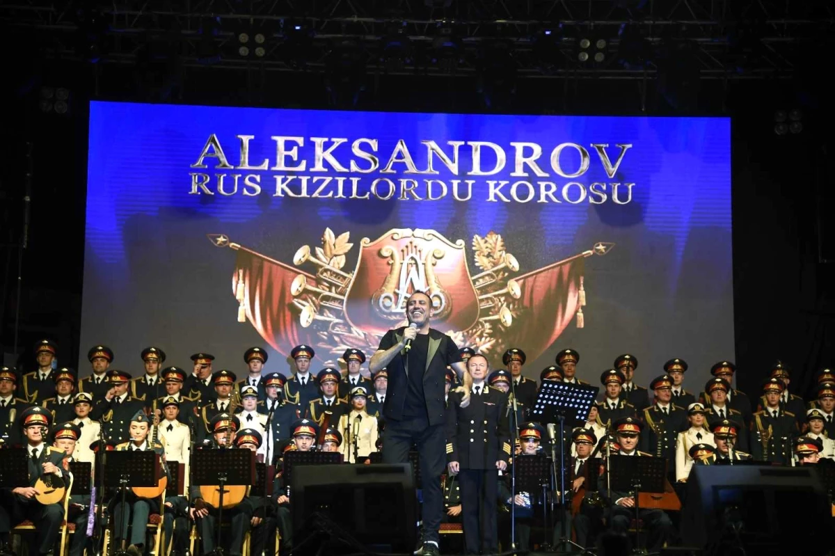 Kızılordu Korosu ve Haluk Levent Adanalılara unutulmaz bir gece yaşattı