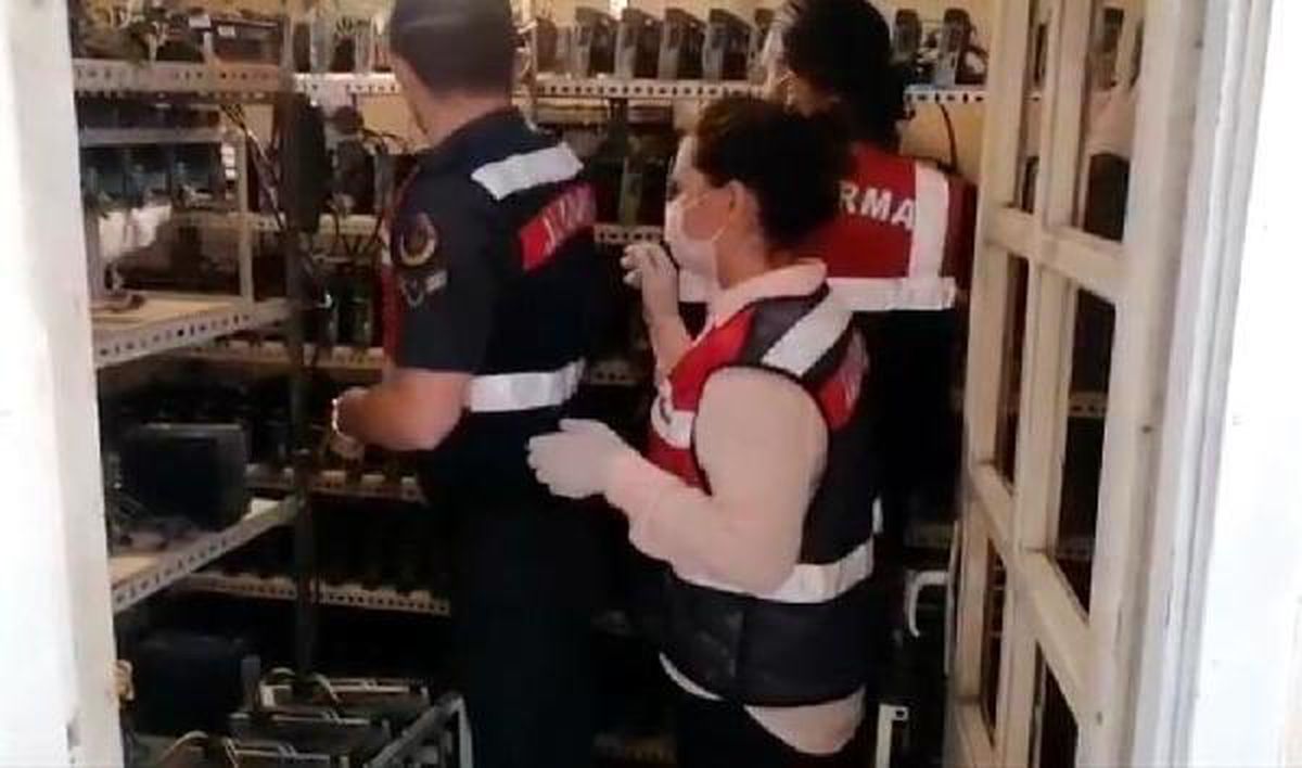 Kripto para üretim cihazlarının da bulunduğu 1,5 milyon liralık kaçak malzeme ele geçti