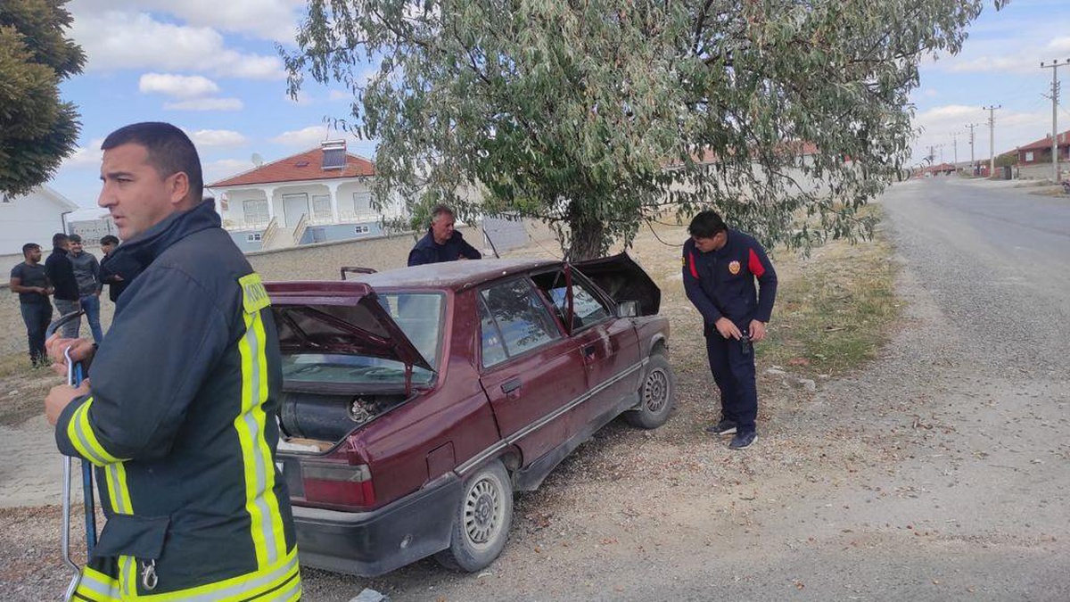 Kulu\'da ağaca çarpan otomobilin sürücüsü yaralandı