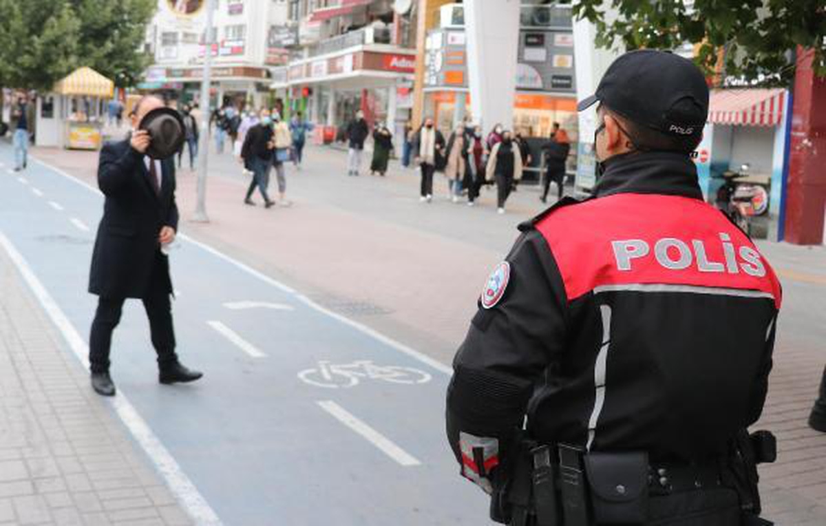 Maskesiz yakalanınca yüzünü şapkayla kapattı