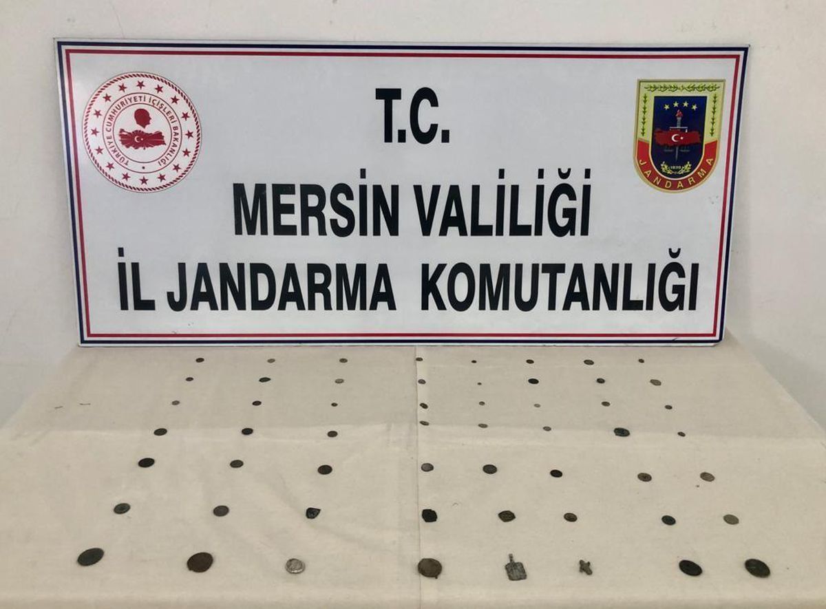 Mersin\'de bronz sikke ve insan figürlü heykelcik ele geçirildi