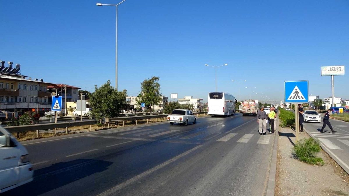 Minibüsten indi otomobilin altında kaldı