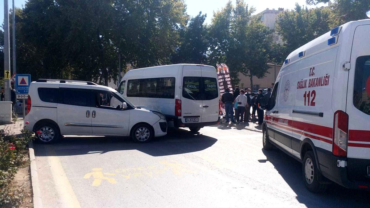 Öğrenci servisi kaza yaptı: 2 yaralı
