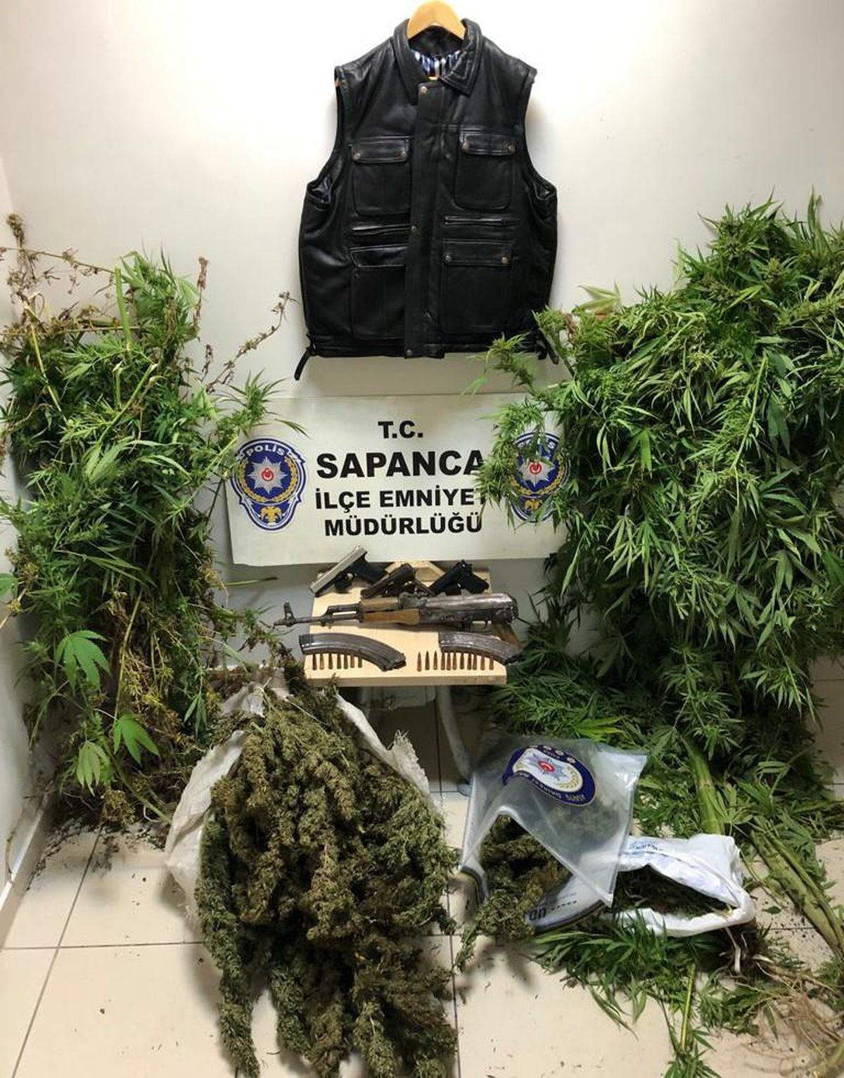 Sakarya\'da uyuşturucu operasyonunda AK-47 kalaşnikof tüfek yakalandı