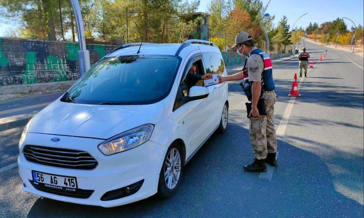 Siirt\'te jandarma ekipleri, vatandaşlara maske dağıttı