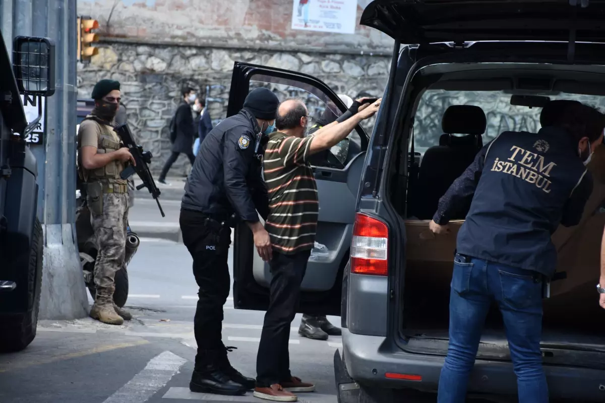 Şişli\'de asayiş denetimine denk gelen vatandaş, dolandırılmaktan kurtarıldı