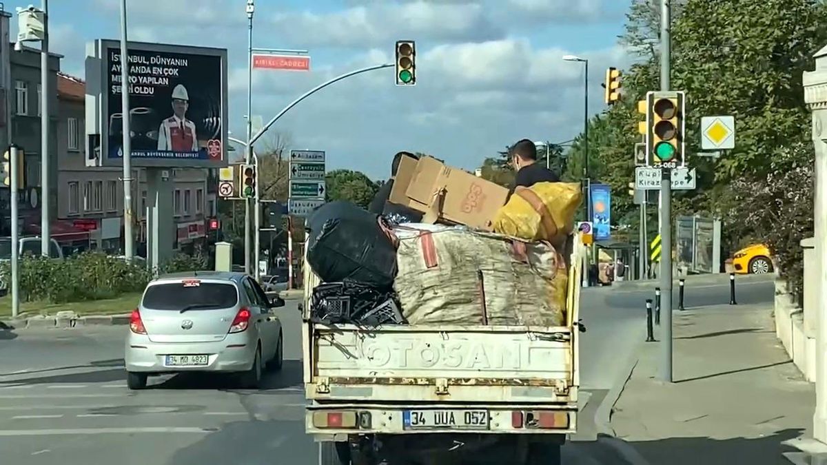 Üsküdar\'da gençlerin kamyonet kasasındaki tehlikeli yolculuğu