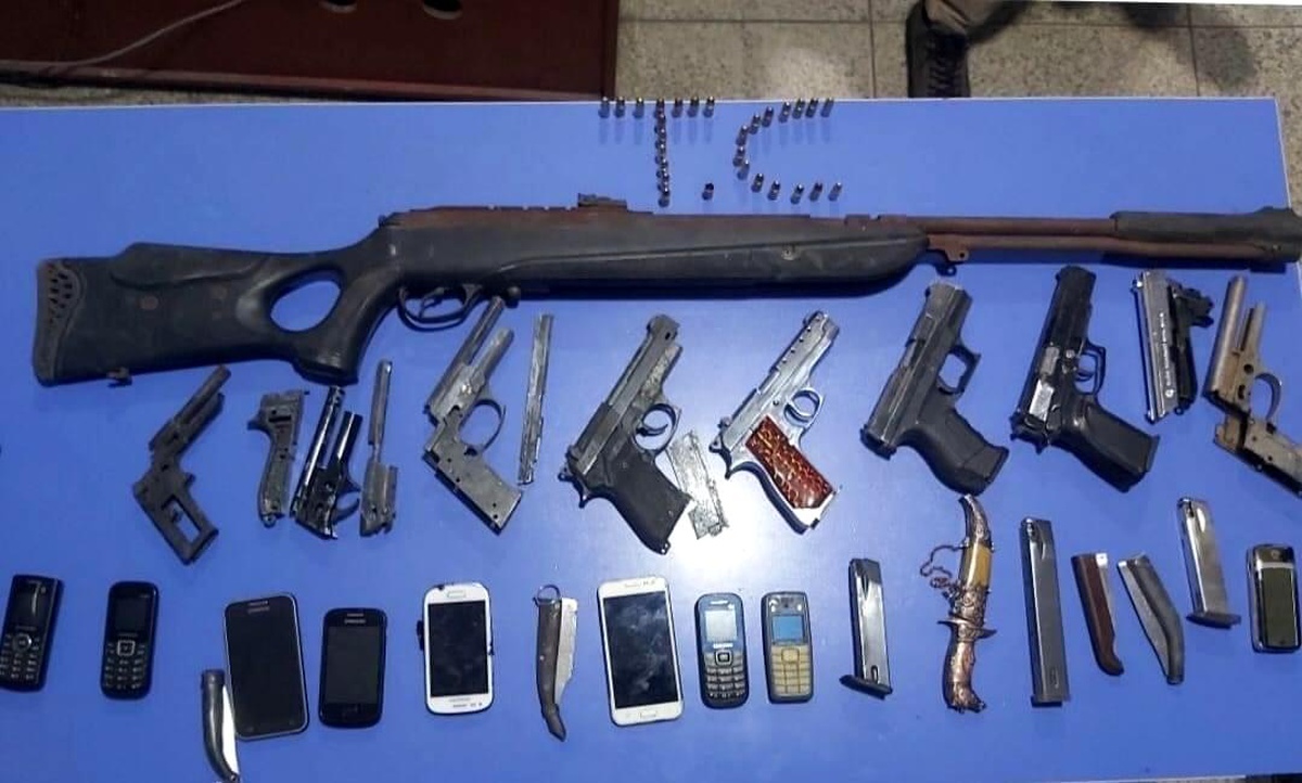 Uyuşturucu baskınında silah ve bıçak yakalandı
