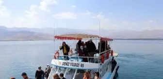 VAN'A GELEN İRANLILAR, AKDAMAR ADASI'NI GEZDİ